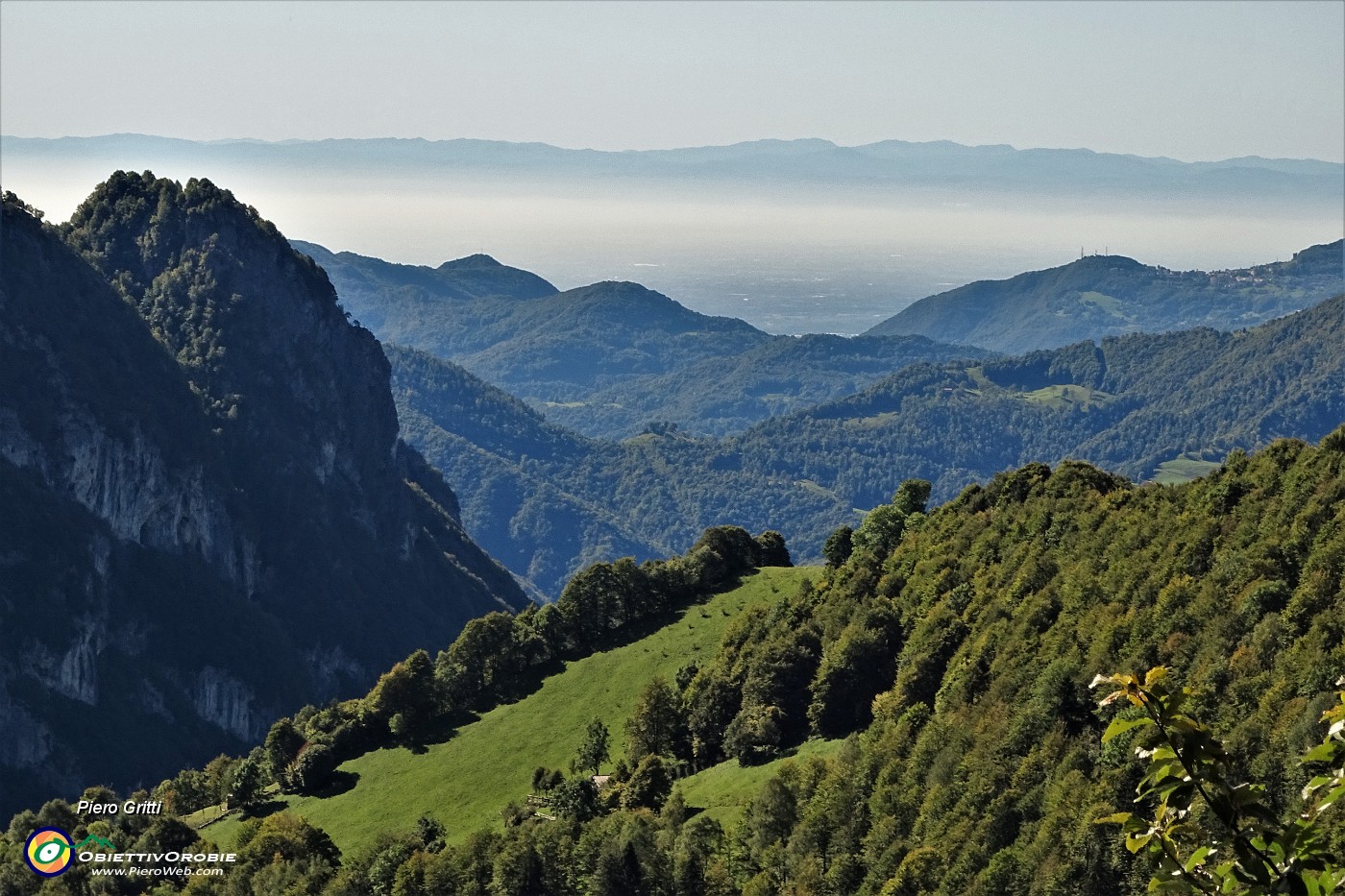 14 Vista verso la pianura padana e gli Appennini.JPG